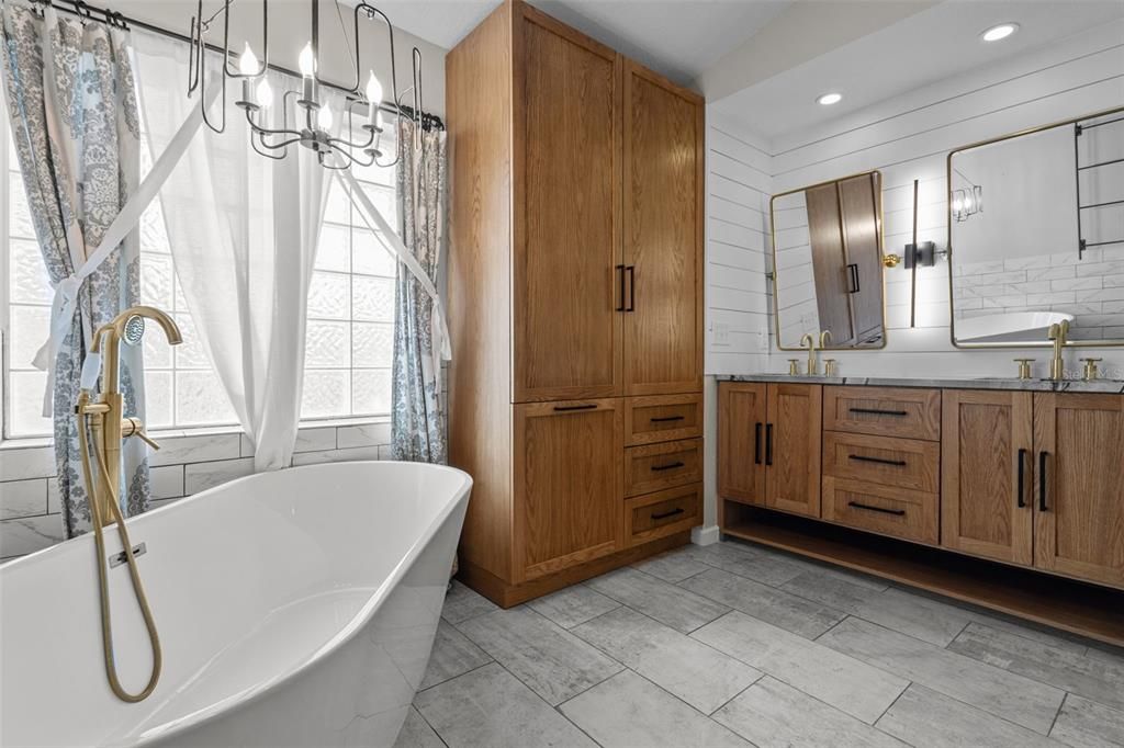 Bathroom, Dual Sink Vanities, Free Standing Baths, Interior, Recessed Lighting