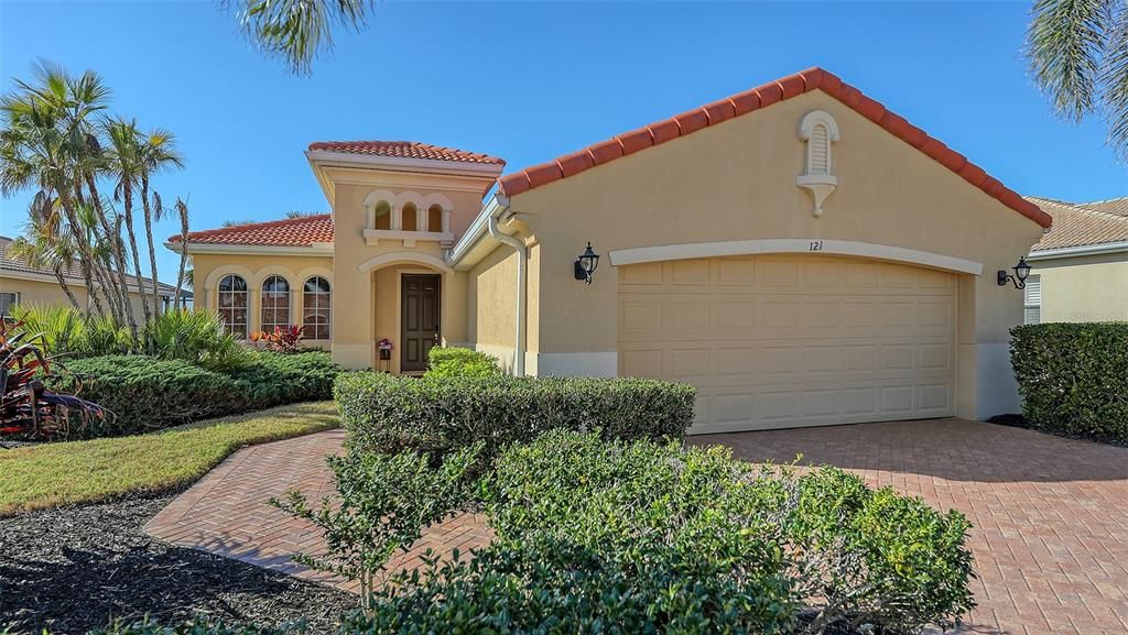 Attached, Exterior, Facade, Mediterranean