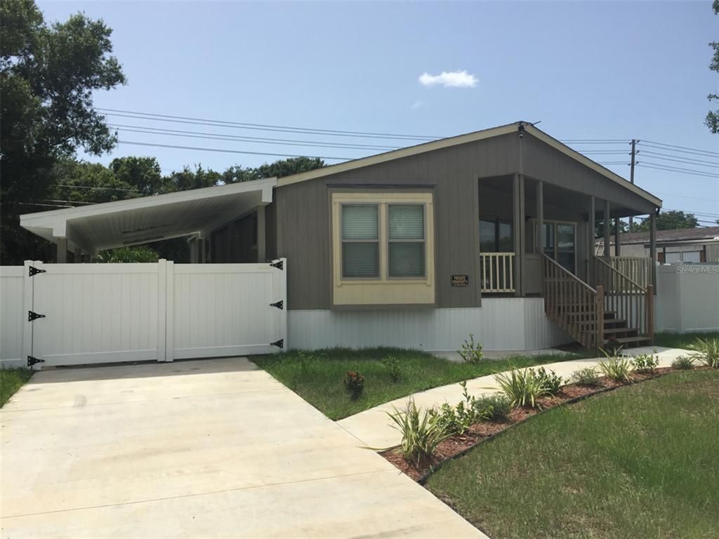 Exterior, Facade, Modern