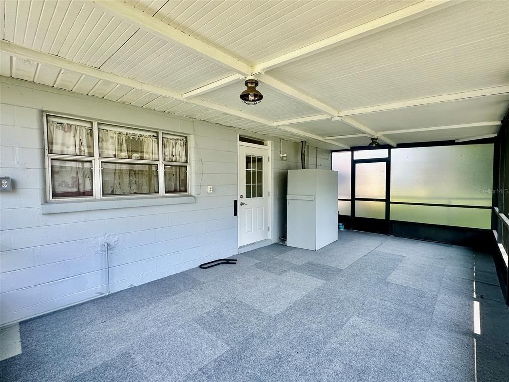 Empty room, Interior