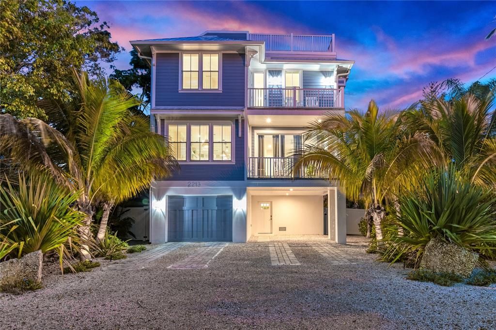 Attached, Exterior, Facade, Modern