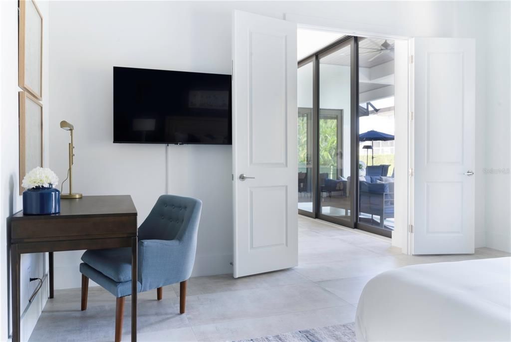 Home Office, Interior