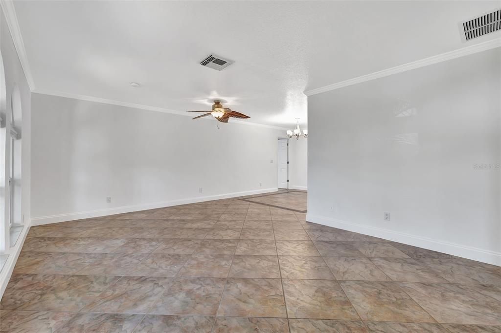 Empty room, Interior