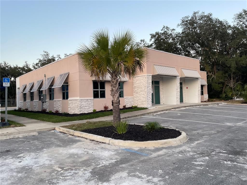 Attached, Exterior, Facade, Modern