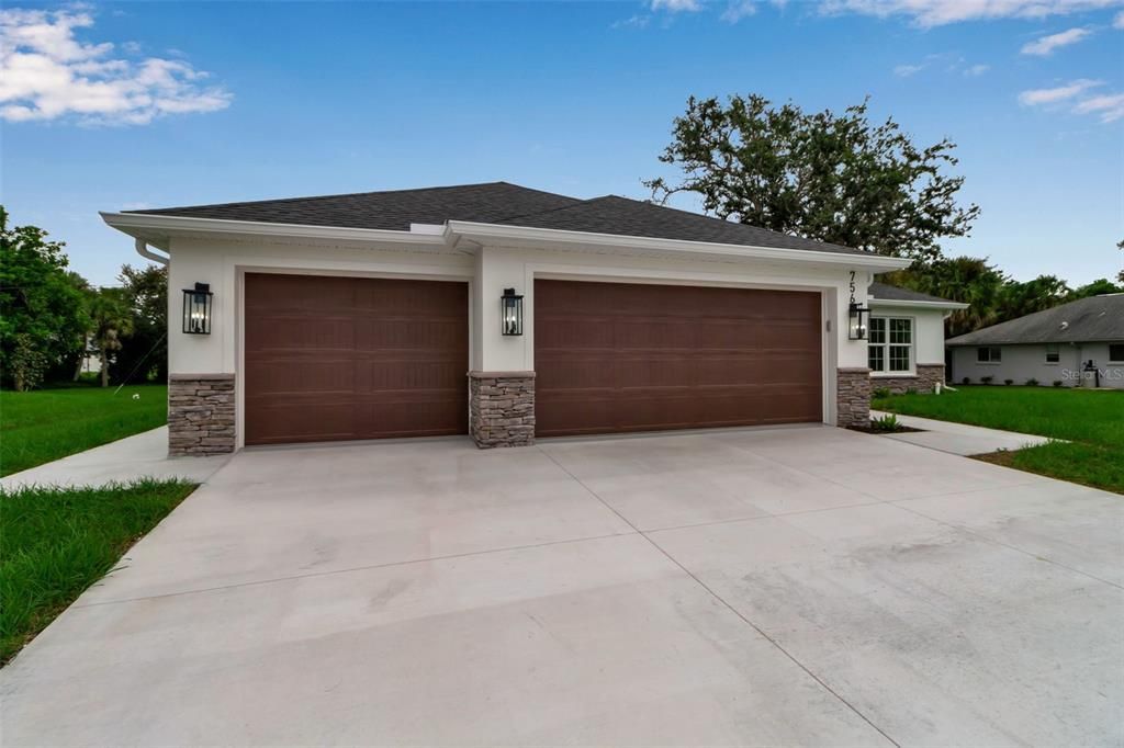 Attached, Exterior, Facade, Ranch