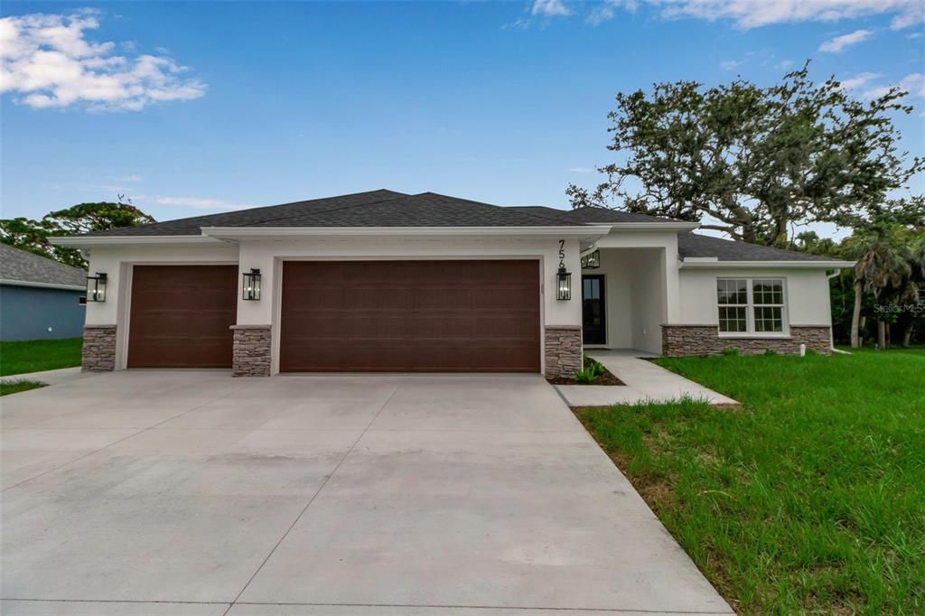 Attached, Exterior, Facade, Ranch