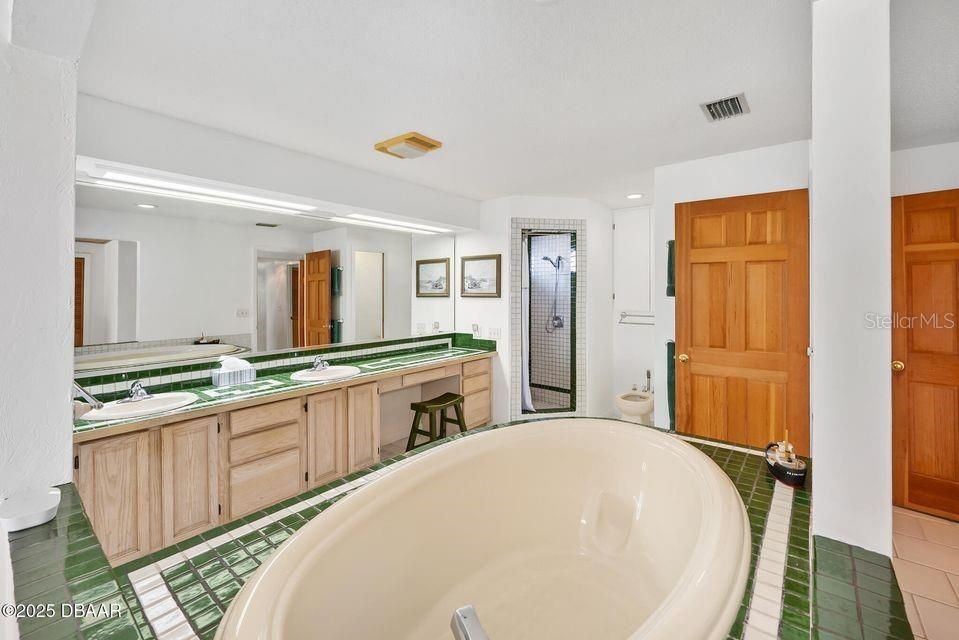 Bathroom, Dual Sink Vanities, Interior, Recessed Lighting