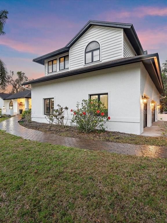 Attached, Exterior, Facade, Farmhouse