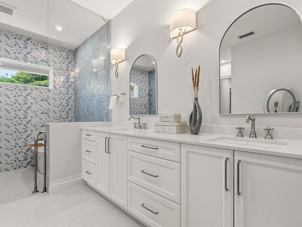 Bathroom, Dual Sink Vanities, Interior, Recessed Lighting