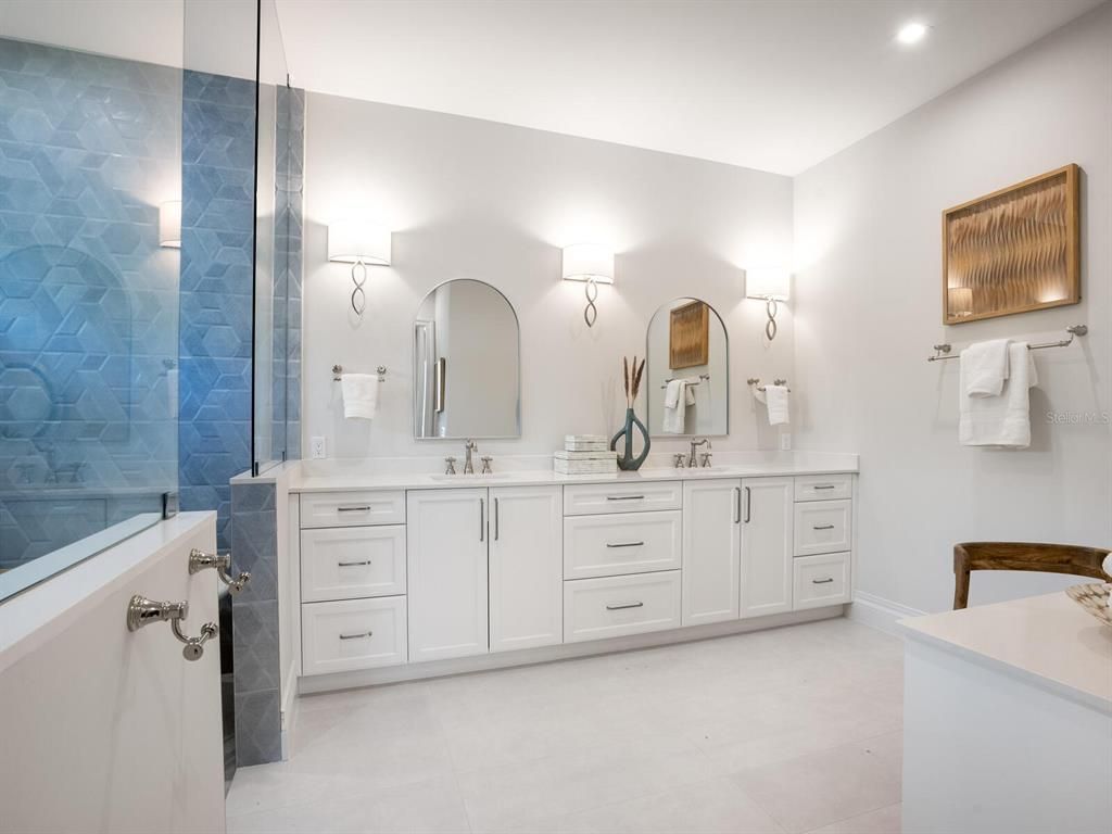 Bathroom, Dual Sink Vanities, Interior, Recessed Lighting
