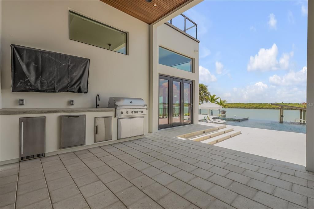 Exterior, Outdoor Kitchen, Water