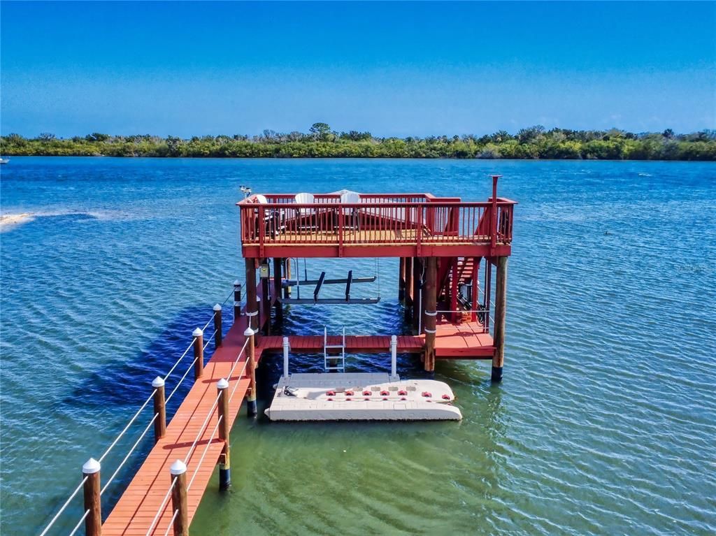 Exterior, Lake