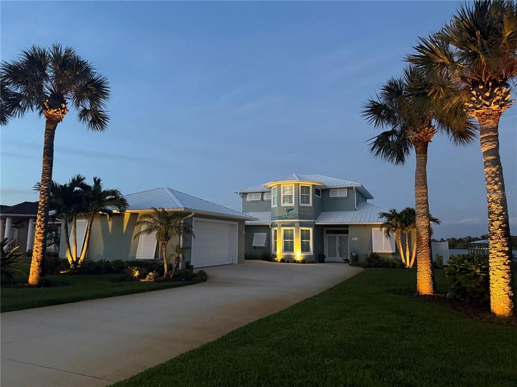 Attached, Exterior, Facade, Mediterranean