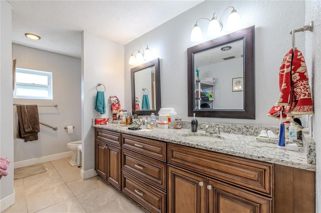 Bathroom, Dual Sink Vanities, Interior, Recessed Lighting
