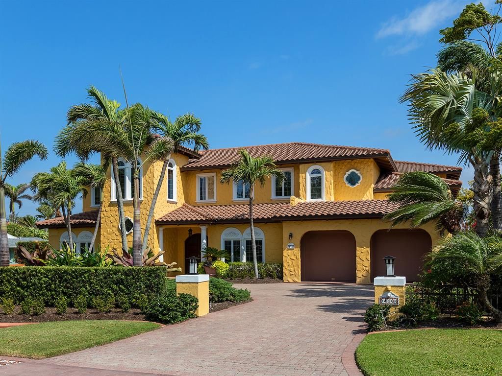 Attached, Exterior, Facade, Mediterranean