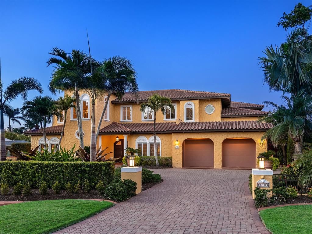 Attached, Exterior, Facade, Mediterranean