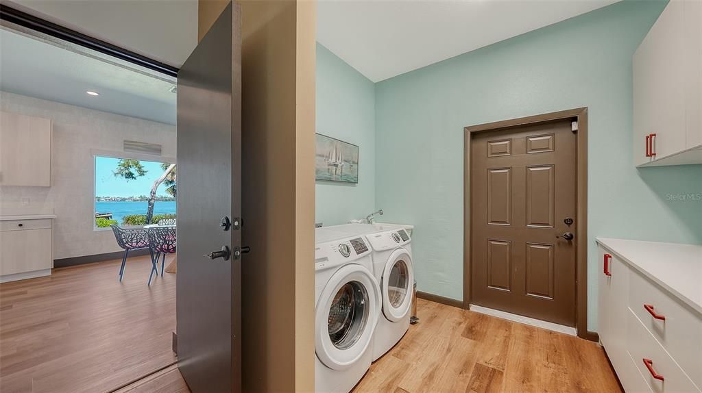 Interior, Recessed Lighting, Washer, Wood Texture Flooring