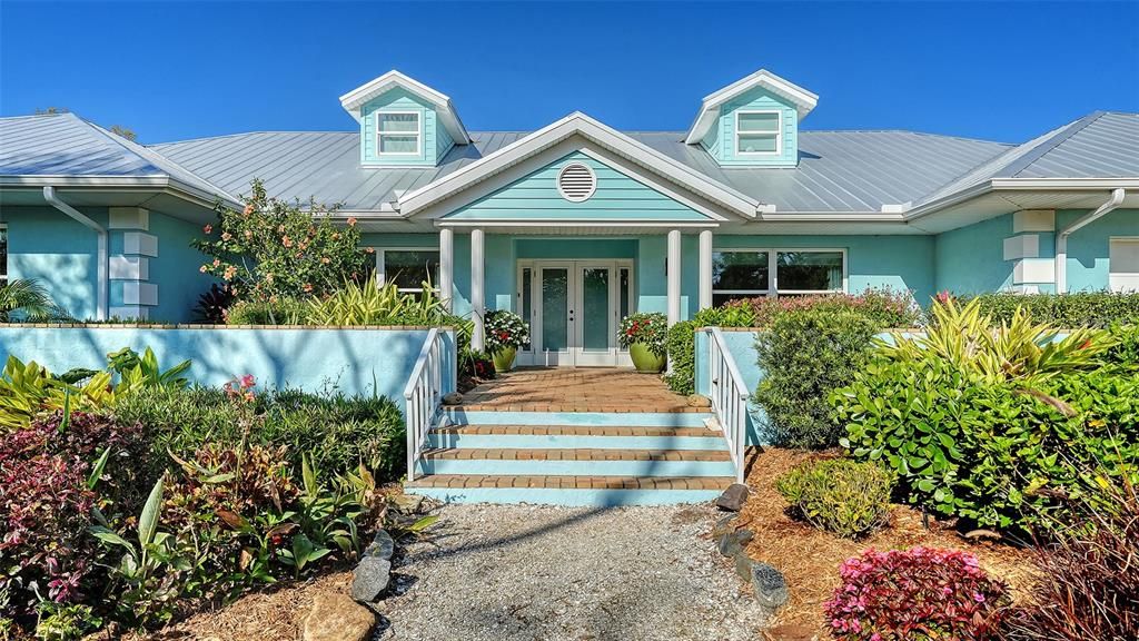 Exterior, Facade, Ranch