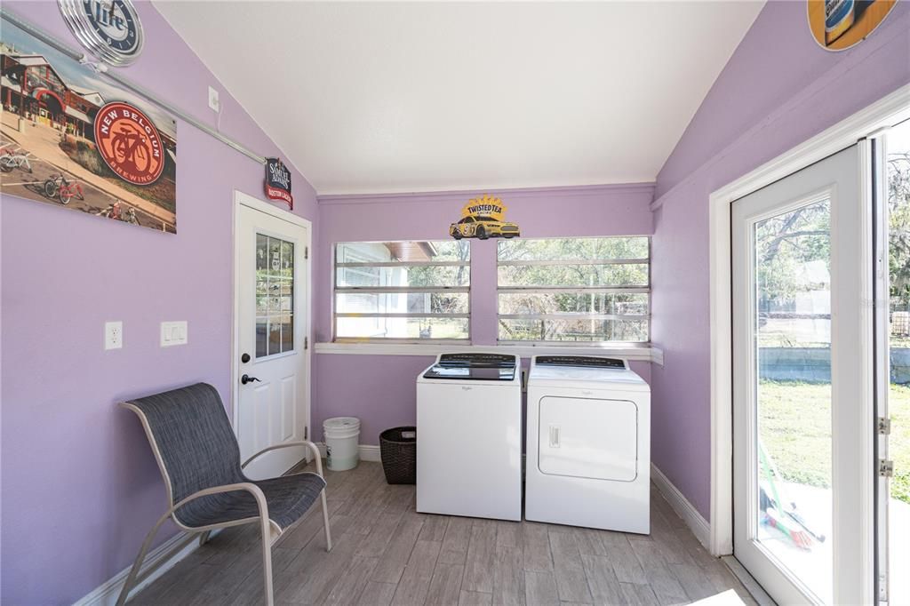 Interior, Washer, Wood Texture Flooring
