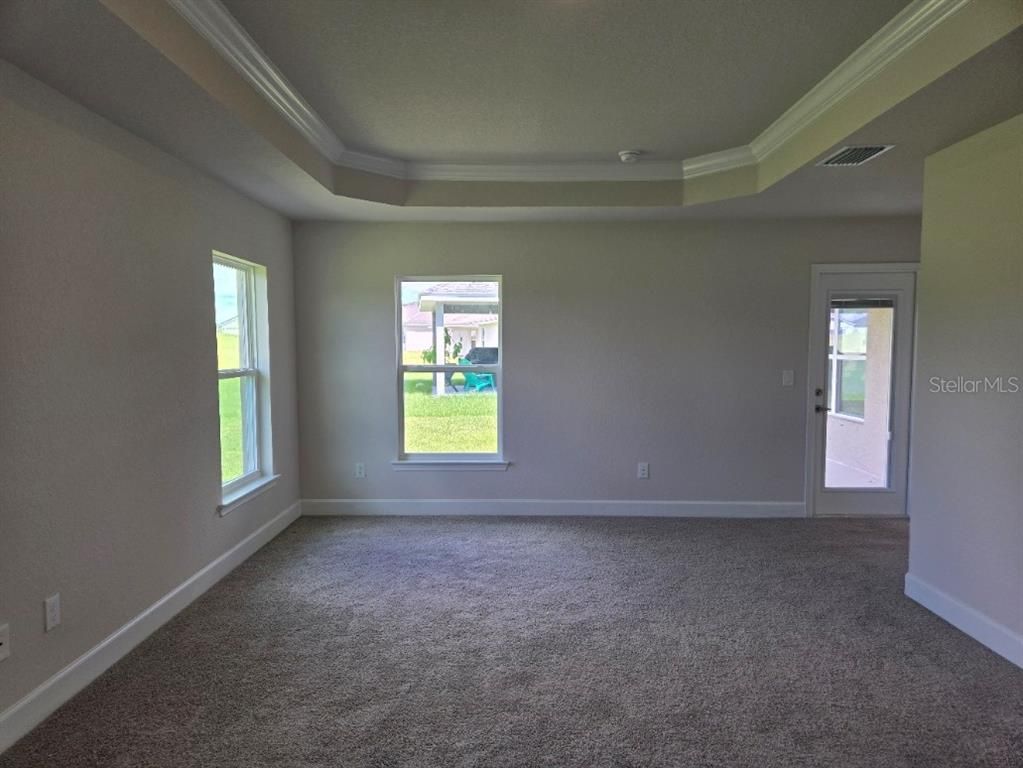 Empty room, Interior