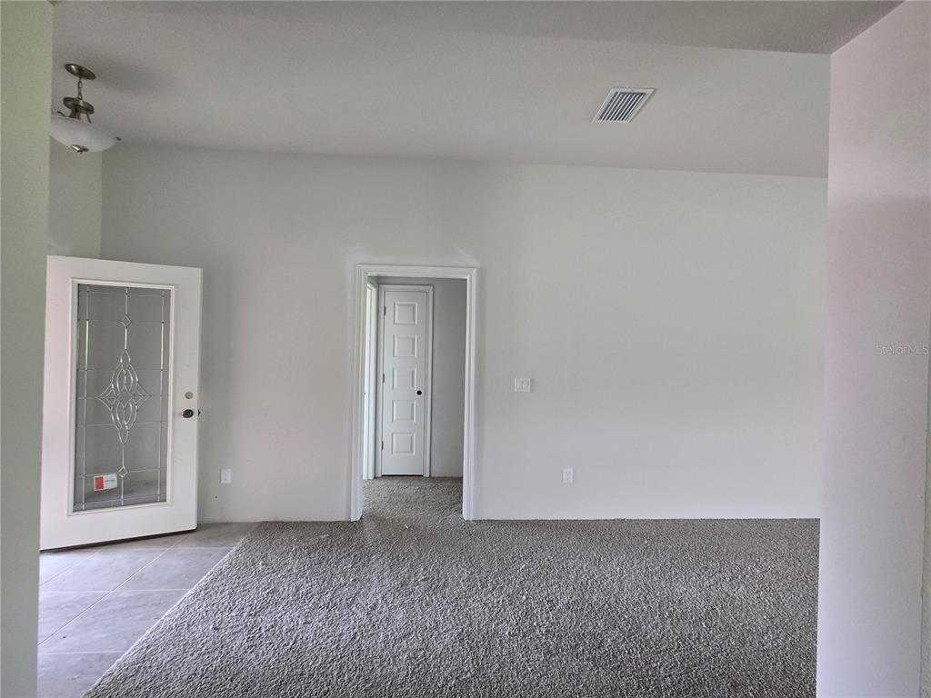 Empty room, Interior