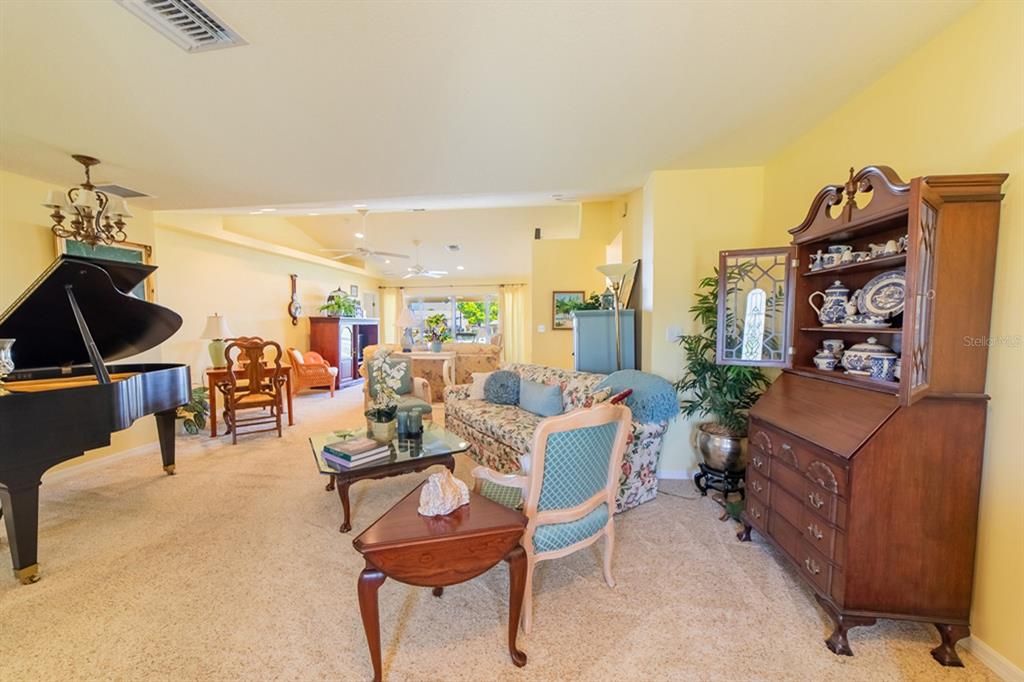 Interior, Living room, Pendant Lights, Piano, Recessed Lighting