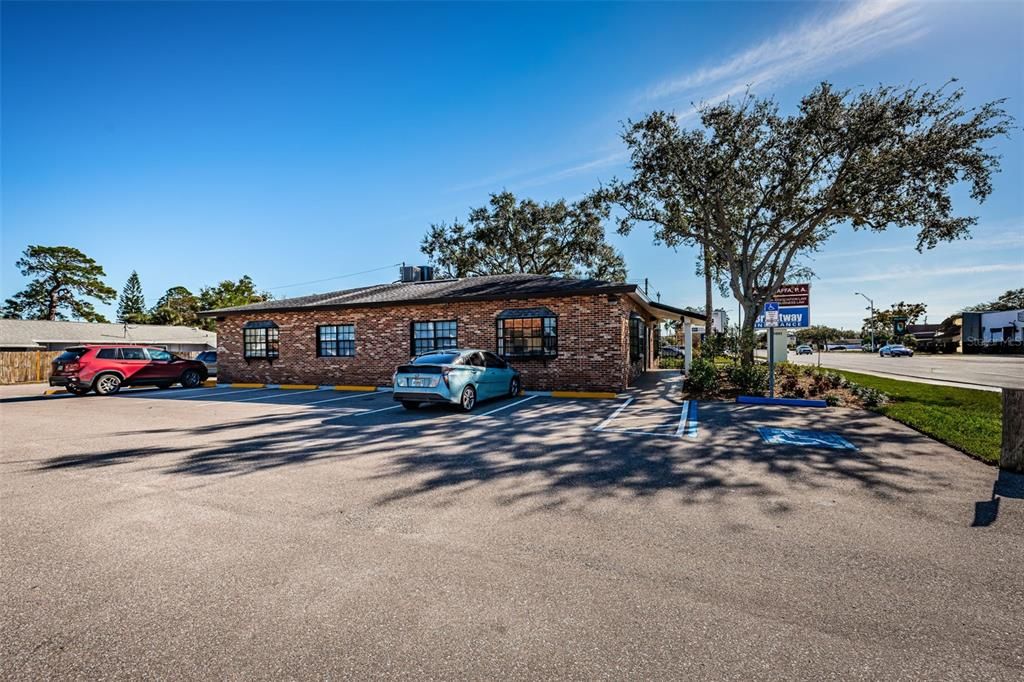 Exterior, Facade, Brick Facade, Ranch