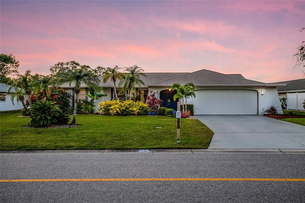 Attached, Exterior, Facade, Ranch