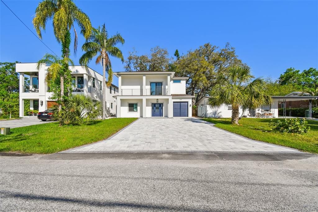 Attached, Backyard, Exterior, Facade, Modern