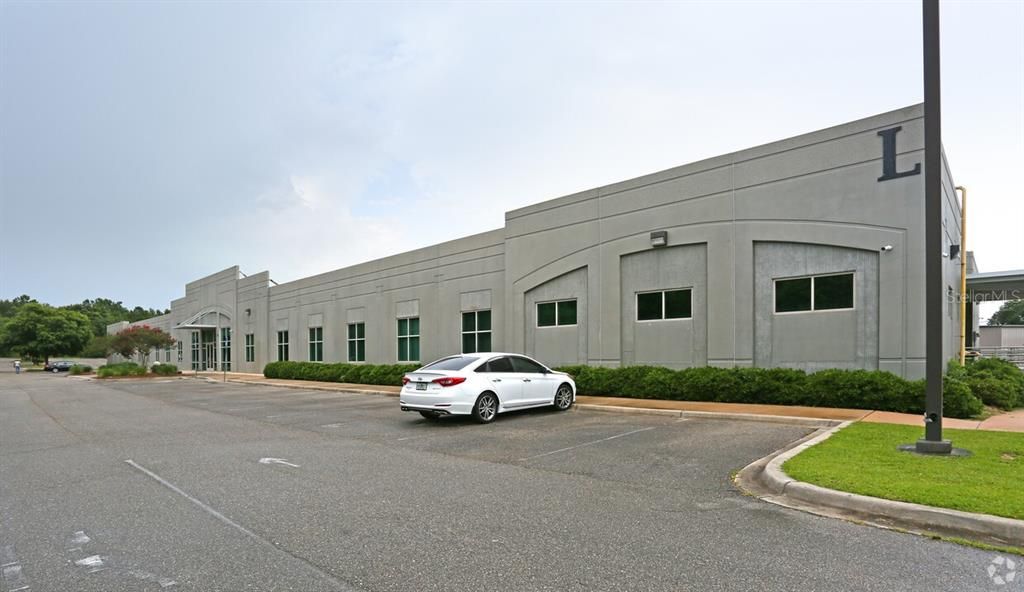 Exterior, Facade, Modern