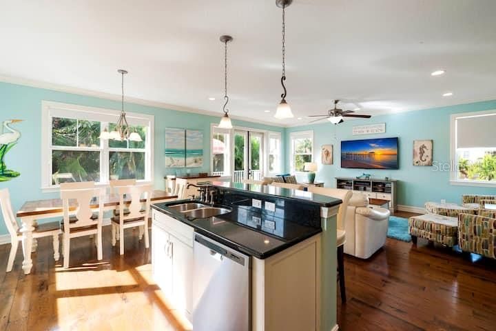 Dining room, Interior, Kitchen, Living room, Pendant Lights, Recessed Lighting, Wood Texture Flooring