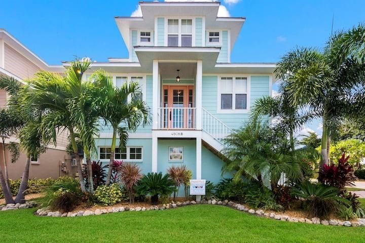 Exterior, Facade, Modern