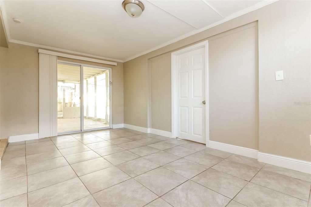 Empty room, Interior