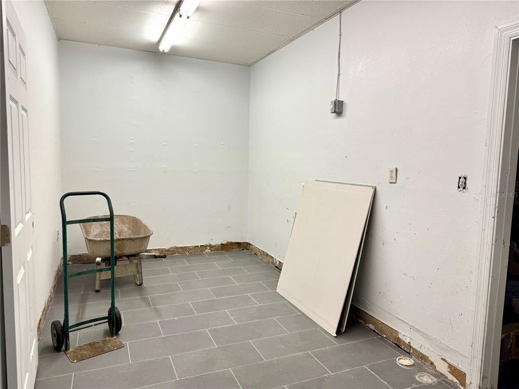 Empty room, Interior