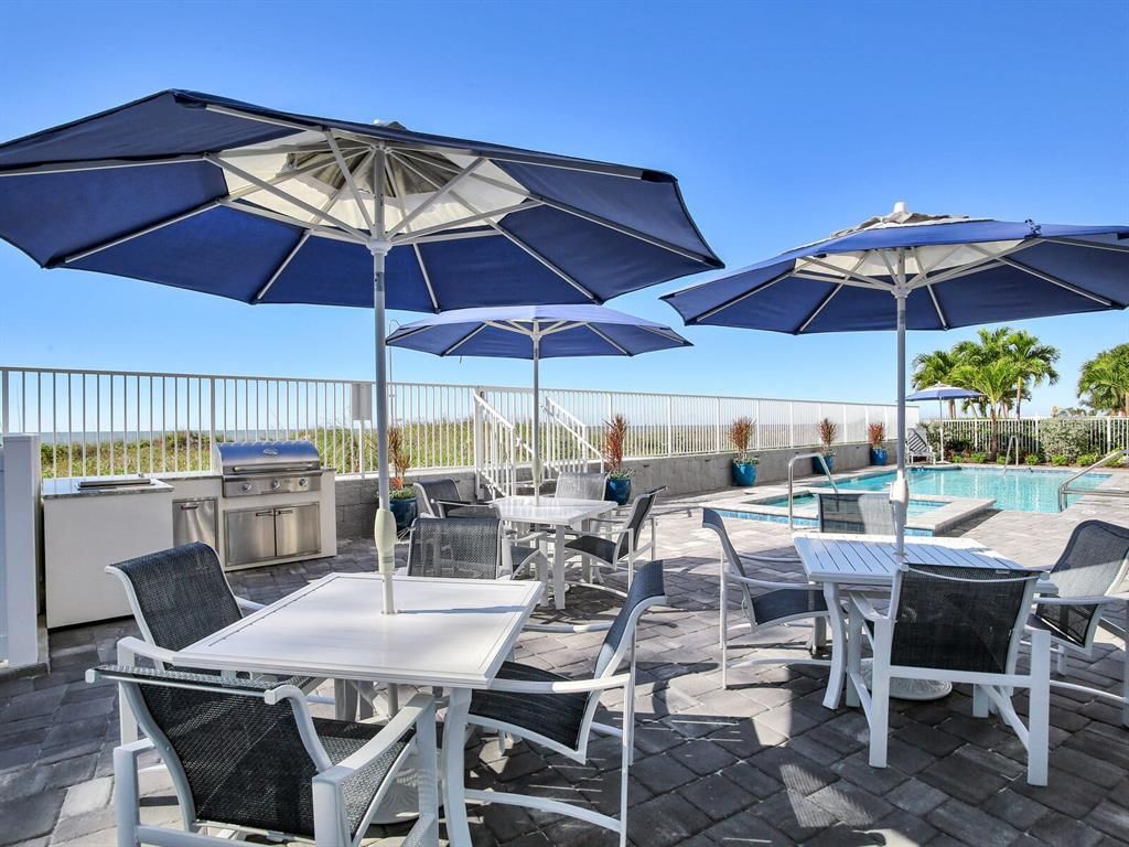Exterior, Outdoor Kitchen, Pool