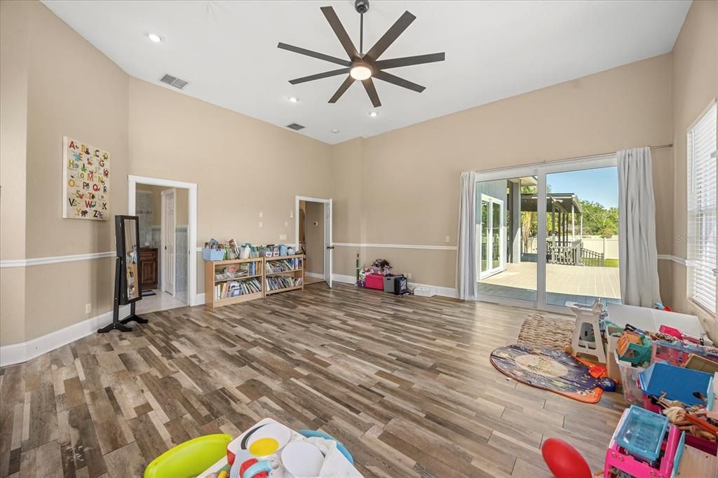 Interior, Recessed Lighting, Wood Texture Flooring