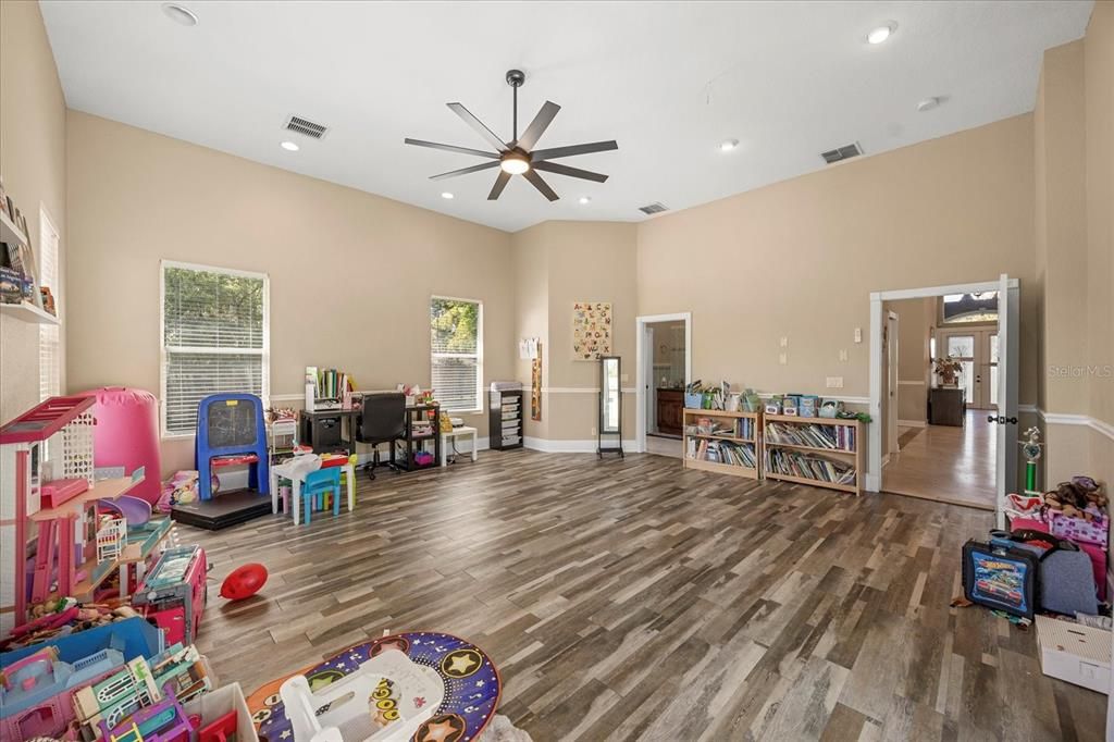 Interior, Recessed Lighting, Wood Texture Flooring