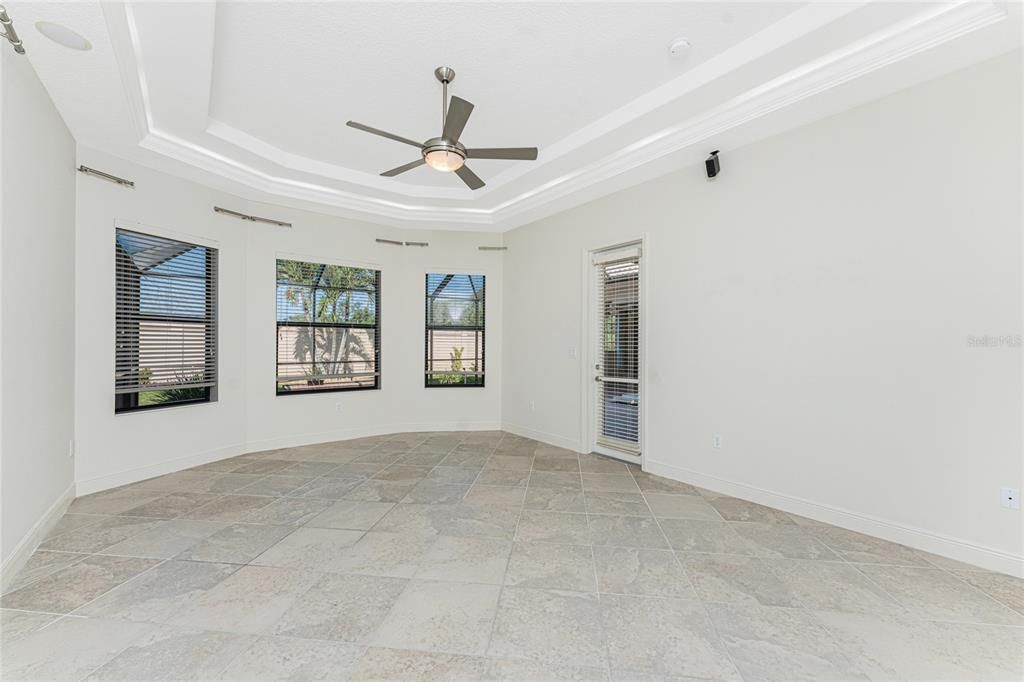 Empty room, Interior