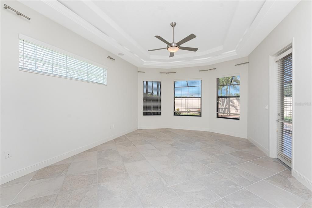 Empty room, Interior