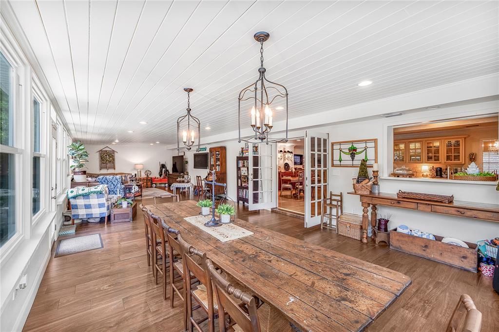 Dining room, Interior, Living room, Pendant Lights, Recessed Lighting, Wood Texture Flooring