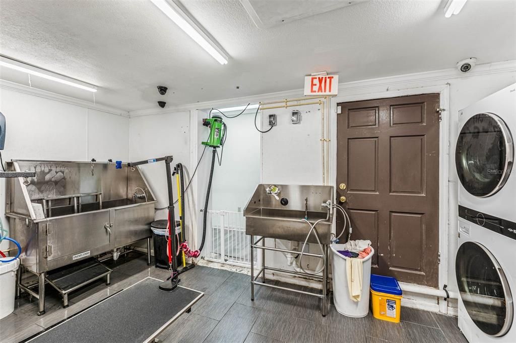 Interior, Utility Closets, Washer, Wood Texture Flooring