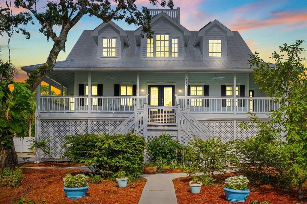 Exterior, Facade, Queen Anne Victorian