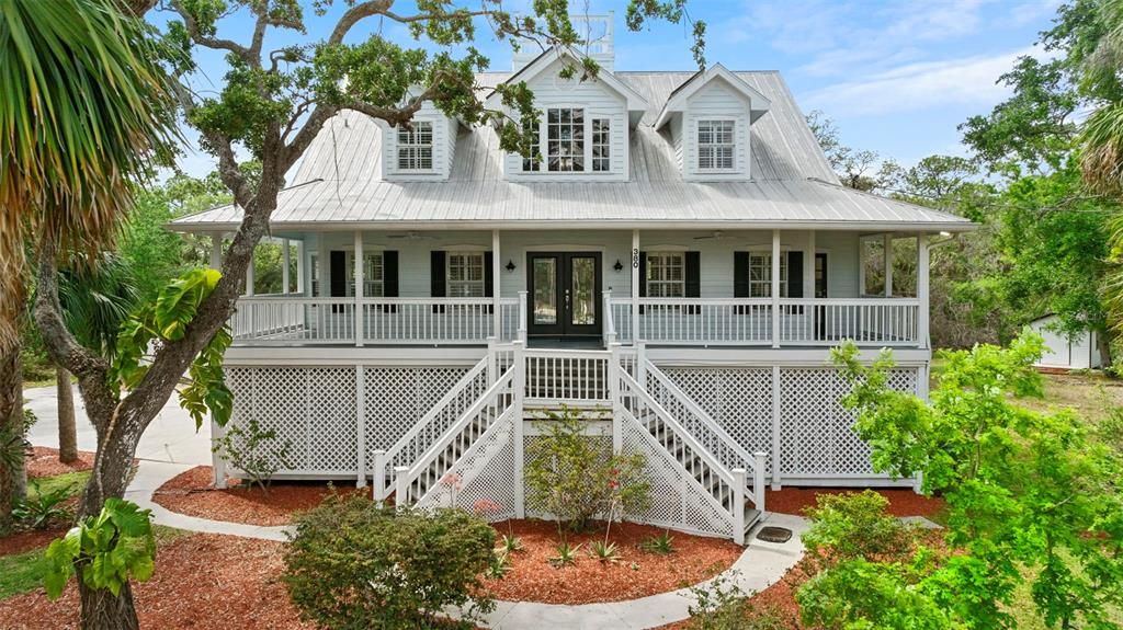 Exterior, Facade, Queen Anne Victorian