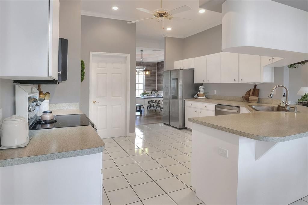 Dining room, Interior, Kitchen, Pendant Lights, Recessed Lighting, Stainless Steel Appliances
