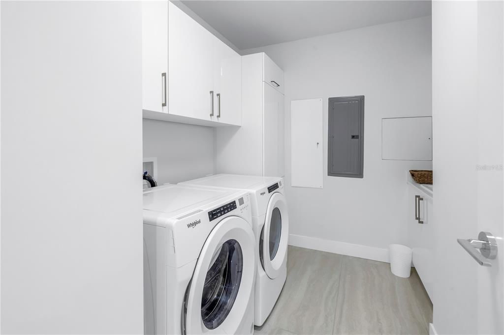 Interior, Washer, Wood Texture Flooring