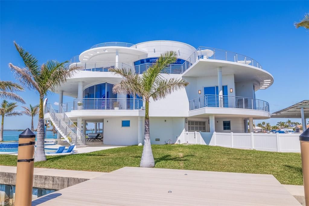 Backyard, Exterior, Facade, Pool, Water, Modern