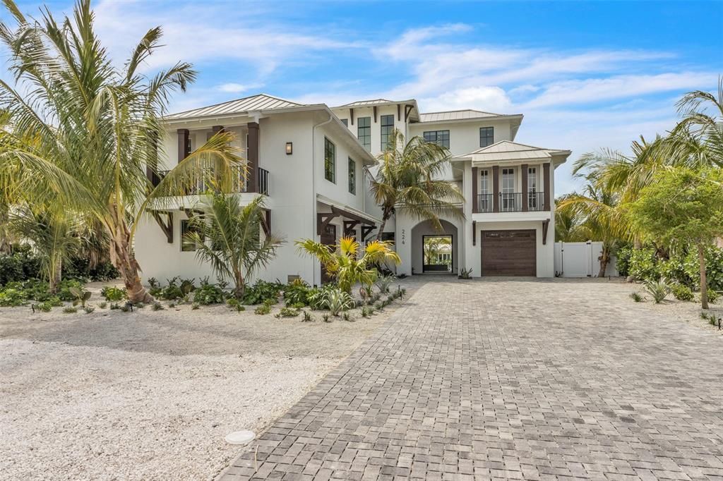Attached, Exterior, Facade, Mediterranean