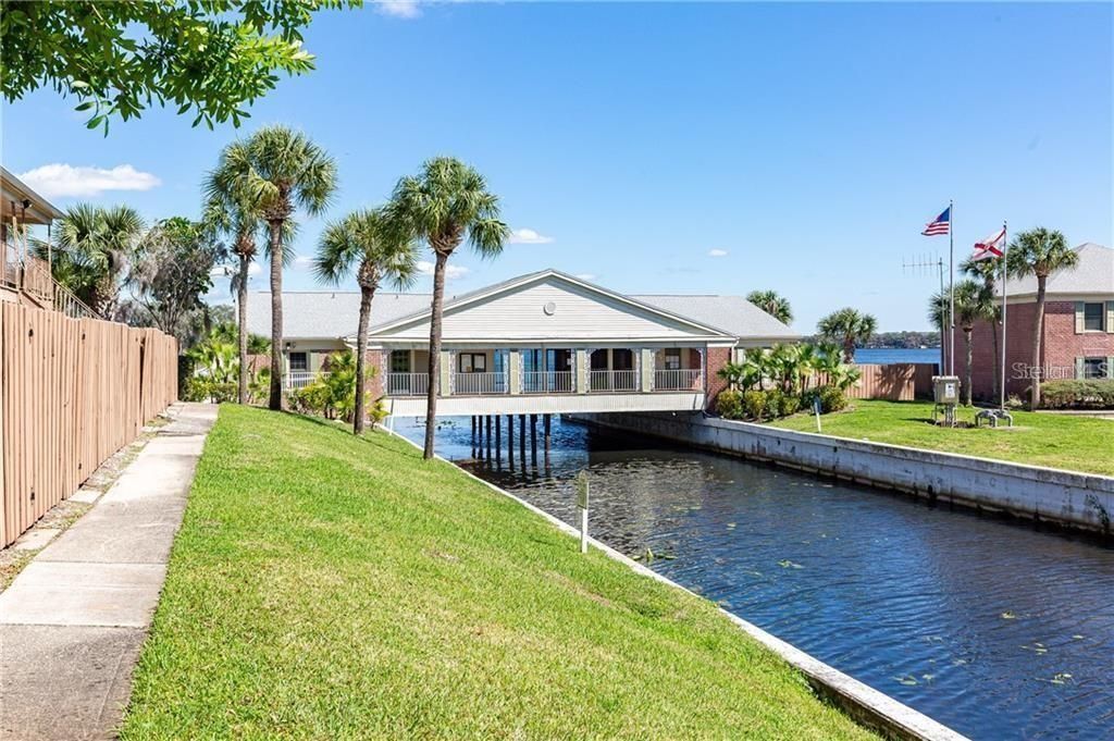 Exterior, Lake