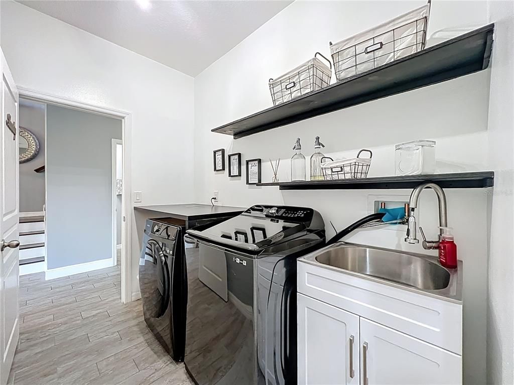 Interior, Washer, Wood Texture Flooring