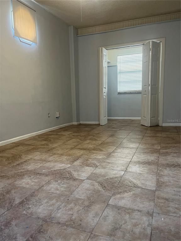 Empty room, Interior